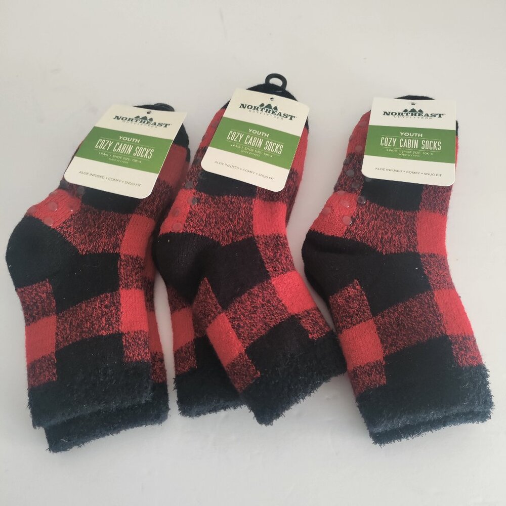 3 Northeast Outfitters Cozy Cabin Aloe Infused Socks Red/Black Plaid Youth 10K-4